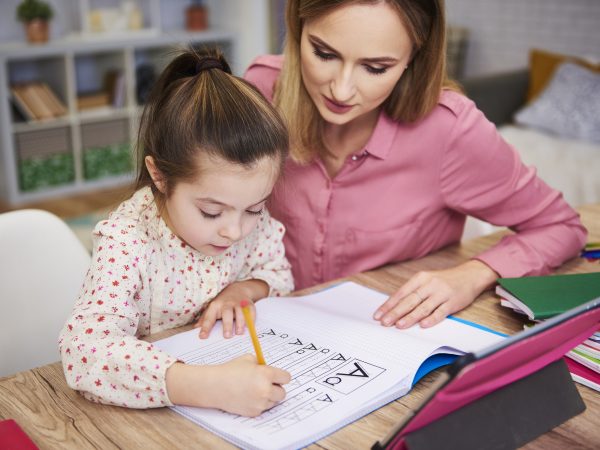 Guide pratique : 10 conseils pour soutenir efficacement votre enfant dans ses devoirs”