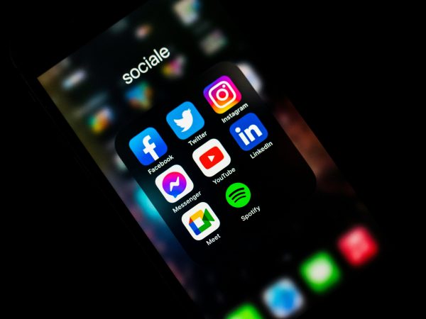 L’addiction aux réseaux sociaux chez les adultes — conseils et alternatives