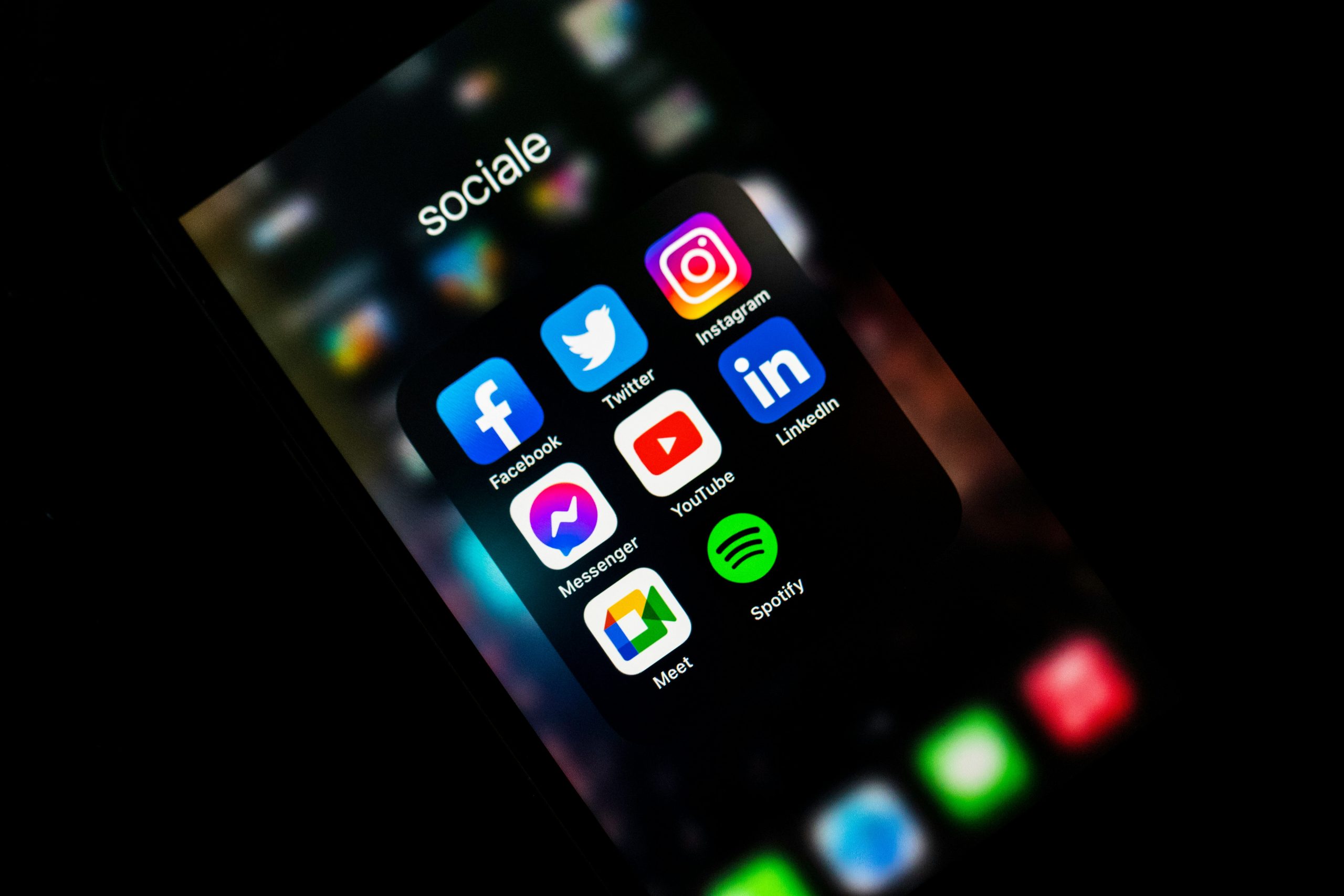 L’addiction aux réseaux sociaux chez les adultes — conseils et alternatives